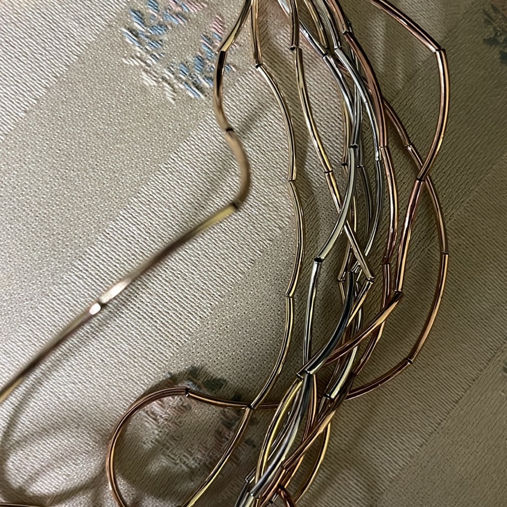 B&P Gold tone 10 strand wavy necklace with lobster claw clasp and extender NWOT - Picture 3 of 7